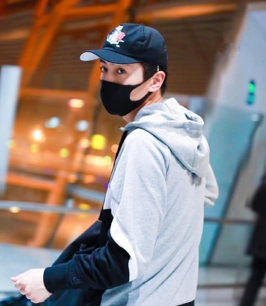 一身休闲装的陈晓现身机场,搭配小脚运动裤,十足的阳光大男孩__财经