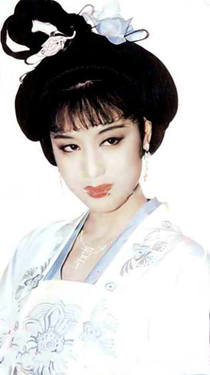 她是才貌双全的奇女子,经历婚变后恋上导演,如今62岁依旧单身