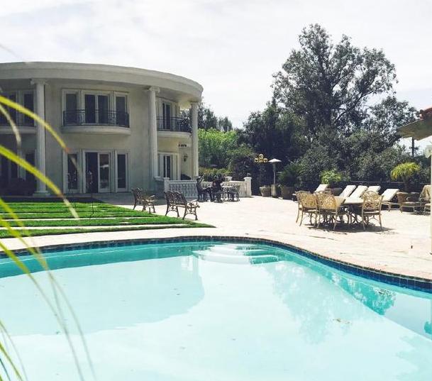 晒黄子韬住的豪宅,在美国住面积这么大的别墅,生活太令人羡慕了