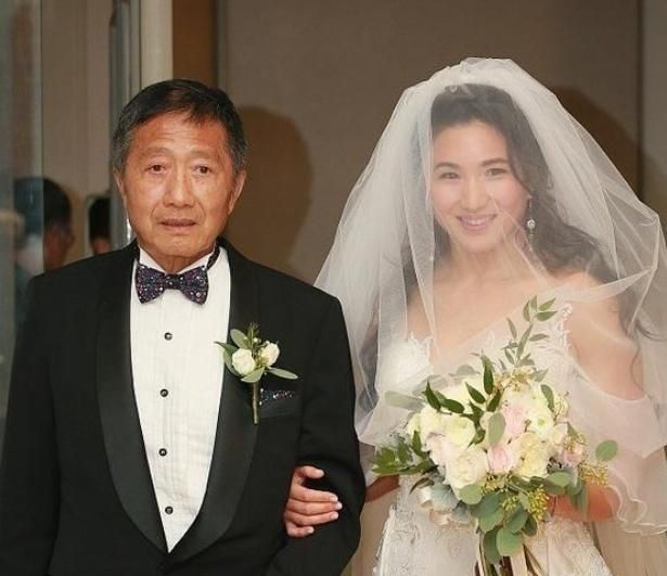 郑佩佩家"千金"出嫁,容貌和母亲八分相似