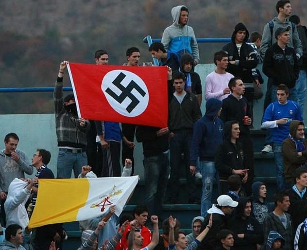希丁克因球场纳粹标志而愤怒,威胁不撤除就罢赛