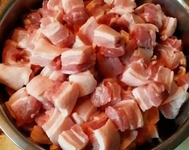 红烧肉最简单的做法不用油不用水出锅后软糯清香肥而不腻