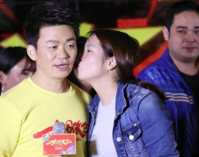 明星被粉丝强吻:王宝强桃花笑,成龙有苦说不出!林更新快速闪现