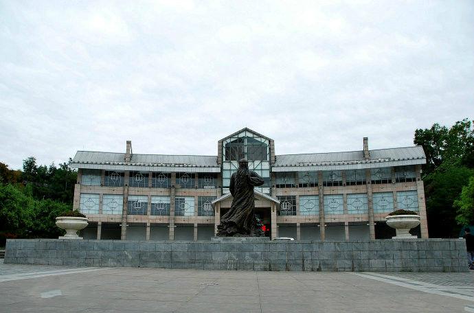 这两天,四川内江张大千美术馆,被大v发文责骂:"好歹是个正规美术馆,别