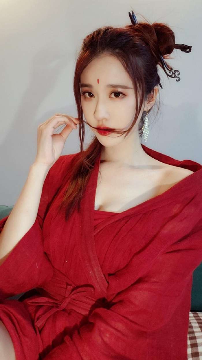 虎牙轩子巨2兔cos东方不败, 那一身的大红色是浴袍吗?