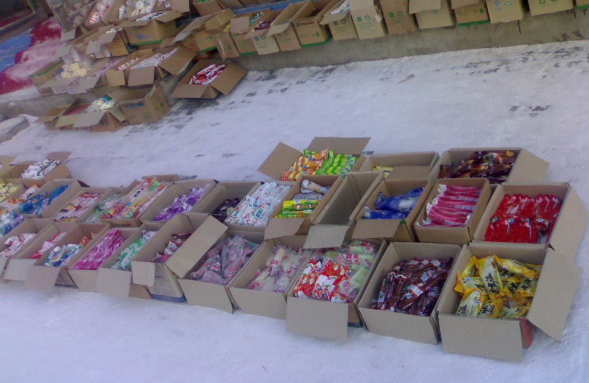 摆在地上卖,而且还特别受欢迎,卖得特别好,那么冷的天还买冰棍雪糕