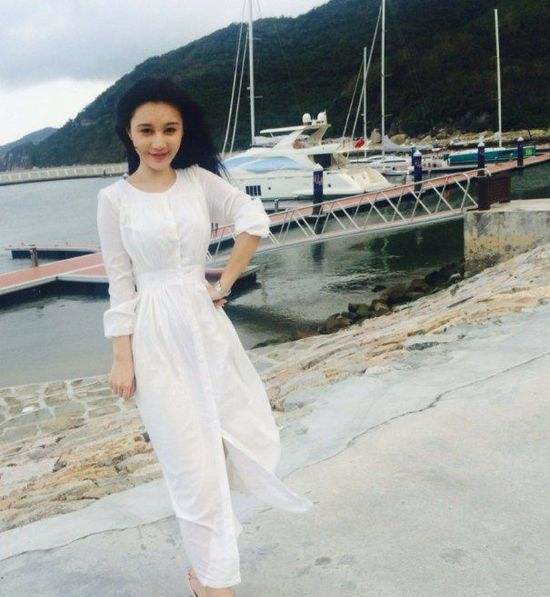 她是王晶御用晶女郎,上围丰满性感赛过柳岩,网友称为"乳神"!