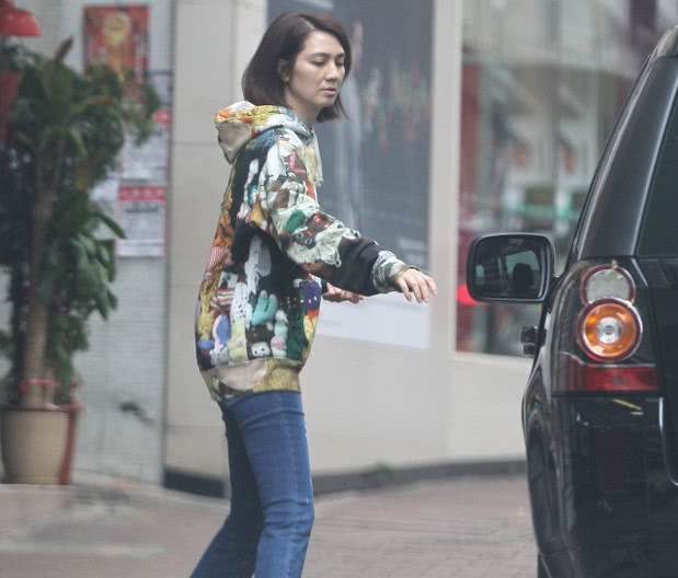 袁咏仪和洪欣少了老公孩子陪伴 两人各自逛街