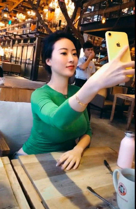 有一种时尚叫蒋娉婷的牛仔裤,魅力十足,网友:不愧因刘强东走红