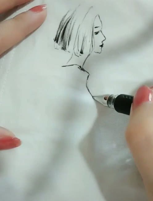 小姐姐在卫生纸上绘画,画中人物太传神 网友:应该是画的是自己