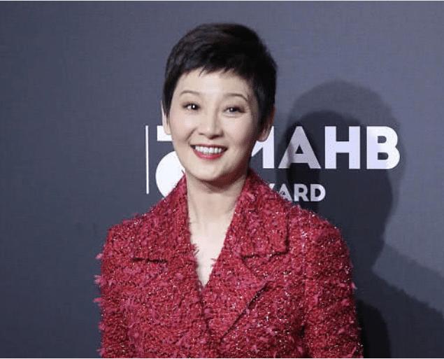 徐帆狗啃刘海短发加起球大衣造型前卫让人眼前一亮