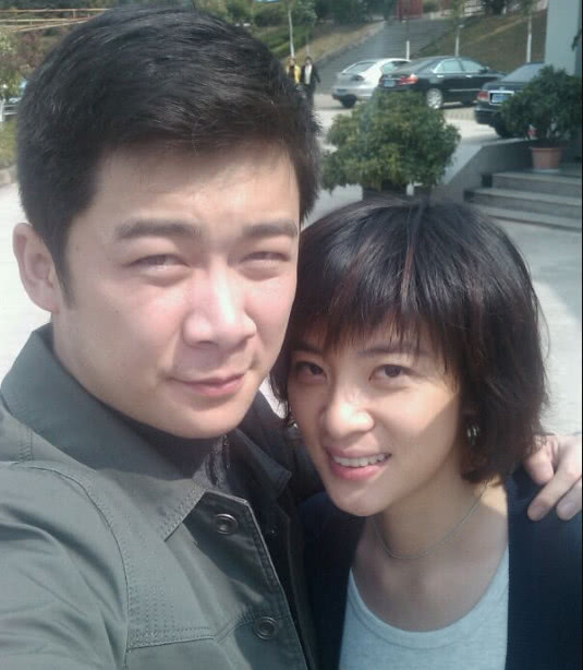 他被称"有个性的坏人",娶美女演员为妻,如今34岁幸福成这样