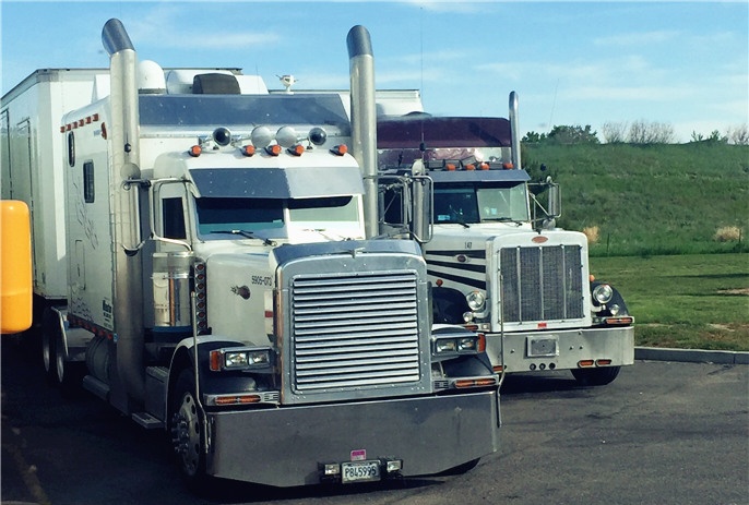 在美国开卡车一年跑40万公里赚60万星夜兼程是常态