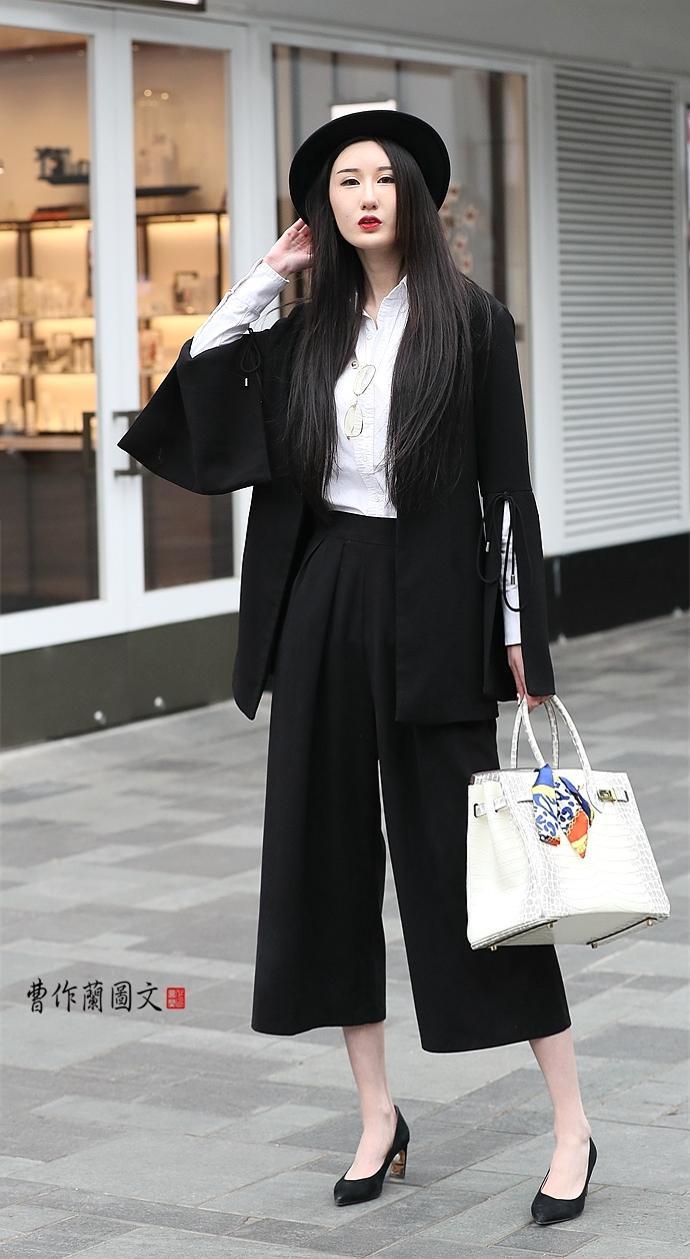 街拍:穿黑色阔腿裤戴黑色礼帽的美女