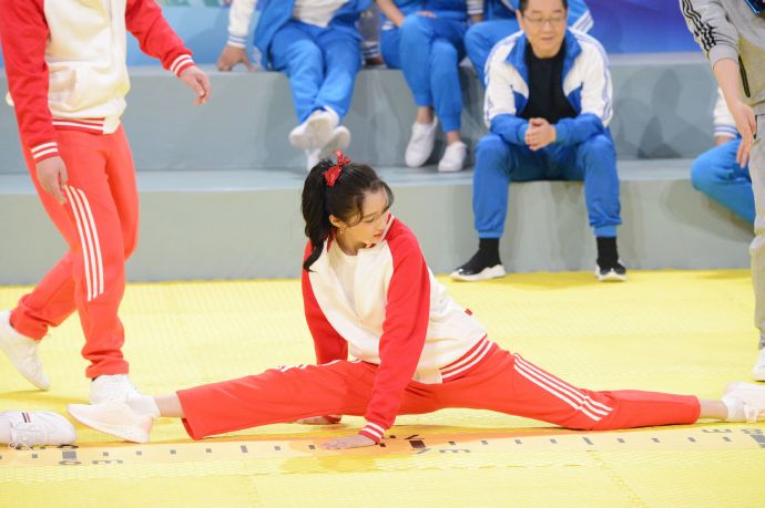 关晓彤《王牌》学院风造型曝光,重返校园变校花,解锁2米一字马