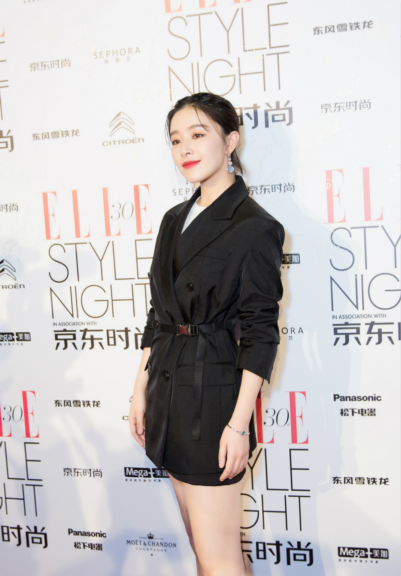 气场全开!阚清子出席活动演绎摩登黑白风