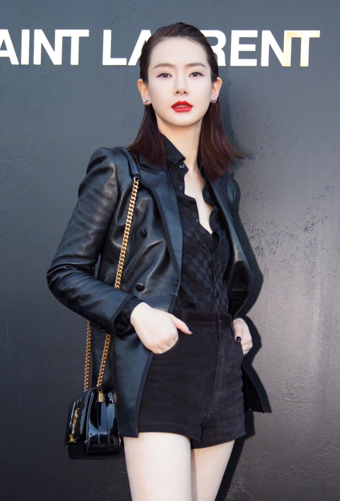 戚薇真会穿搭身穿皮夹克搭配牛仔短裤一双腿让人移不开眼睛