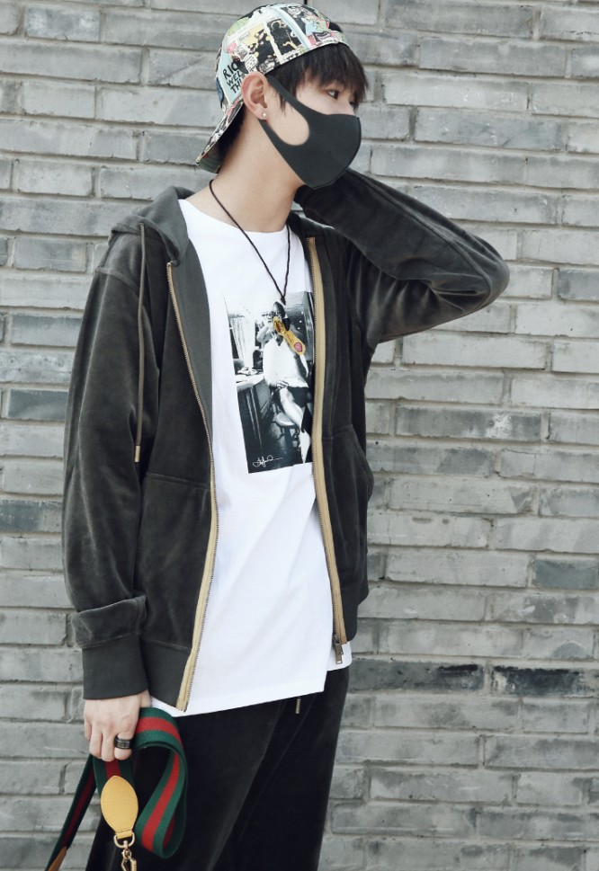 最适合今年的一款"蜂窝包",偶练李希侃拿手里潮气十足|李希侃|潮气