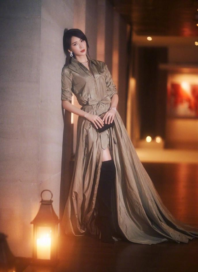 林志玲芭莎慈善夜换两套礼服,网友:身材好,任性!