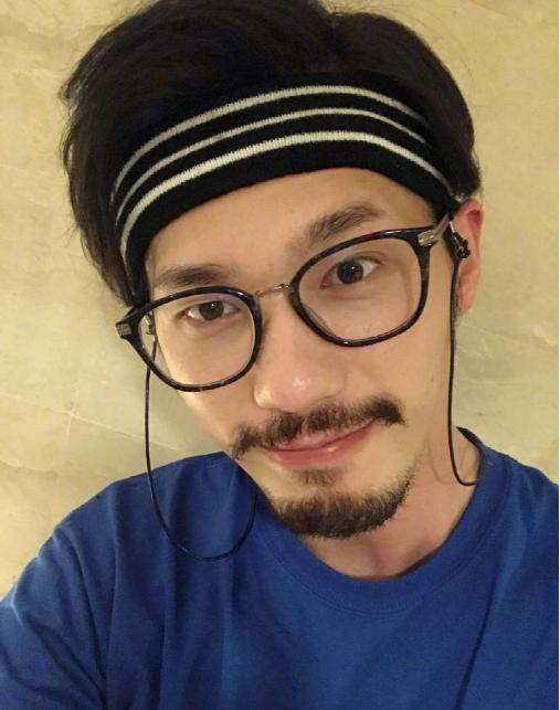 因留胡子上了热搜男星,前后相差10岁,粉丝:玫瑰花的刺没有了