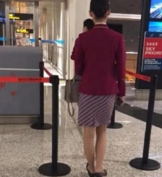 空姐因下班后的走路姿势走红当看到她的脚时心疼呀