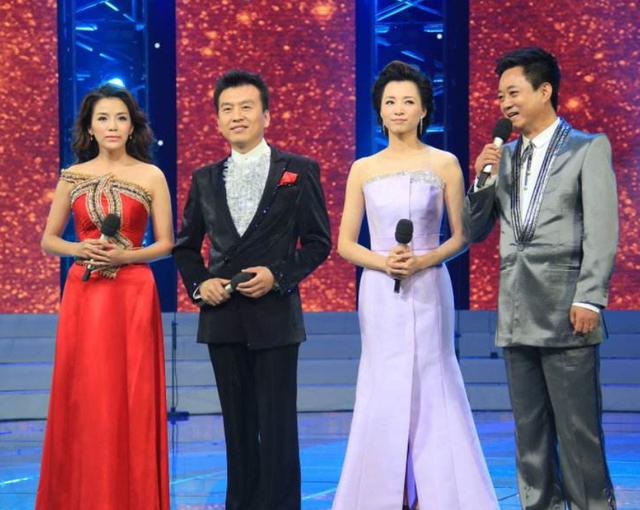 董卿和朱迅同台主持,差距一目了然,网友:难怪当不了央视一姐!