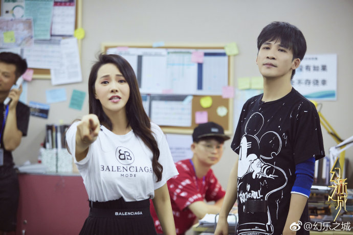 一气呵成的演出以及不经后期剪辑的镜头,创下了国产同类综艺之"最",也