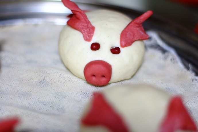 10,煤气灶开火,冷上锅蒸12分钟左右关火,关火后焖3分钟左右出锅小贴士