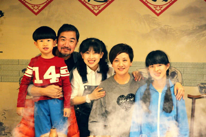 张国立设宴为邓婕庆61岁生日邓婕亲自喂干儿子吃长寿面