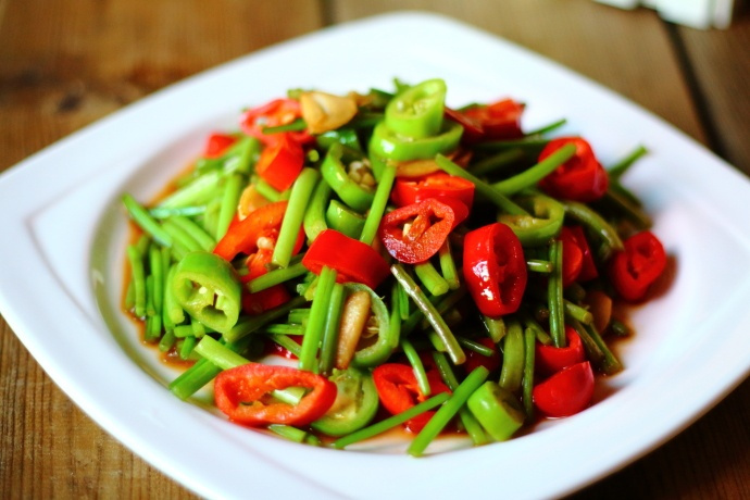 花2块钱买一把红薯梗,炒盘又香又脆的下饭菜,常吃还能排毒通便