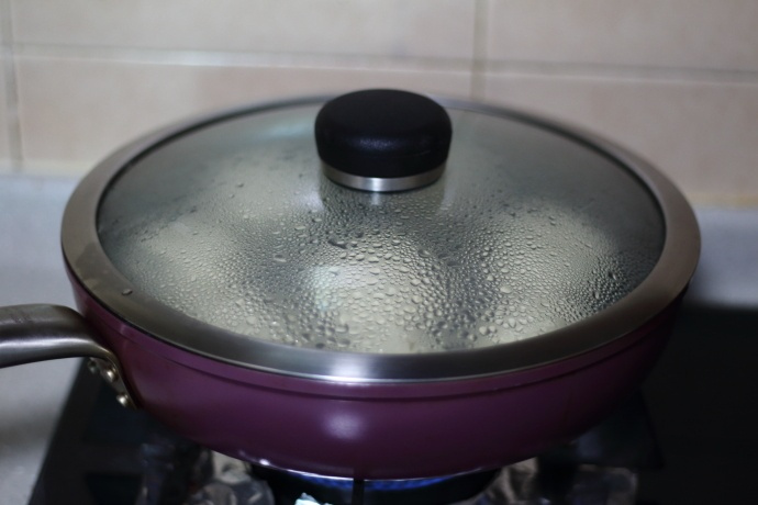 自己在家做水煎包,掌握好窍门没有想象中那么难,煎一锅都不够吃