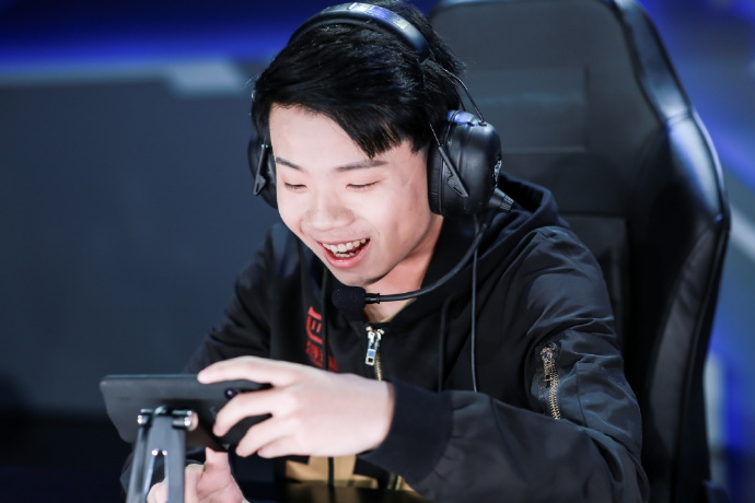 初晨成为暴风锐铁粉,无痕在飞牛直播间刷礼物!职业迷弟空降触手