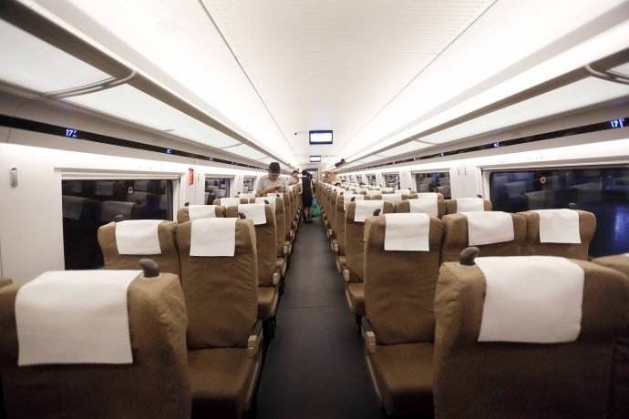 日本游客乘坐中国高铁