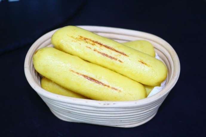 用玉米面做的这种棒馍看着就有食诱金黄酥脆越嚼越香