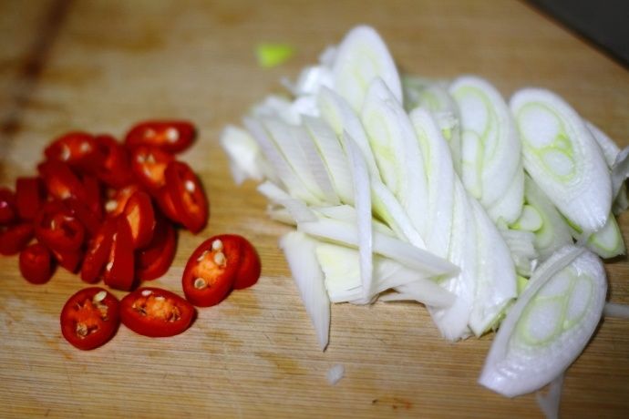 3,煤气灶开火,锅里倒入适量的油,烧热后放入大葱段中火爆炒