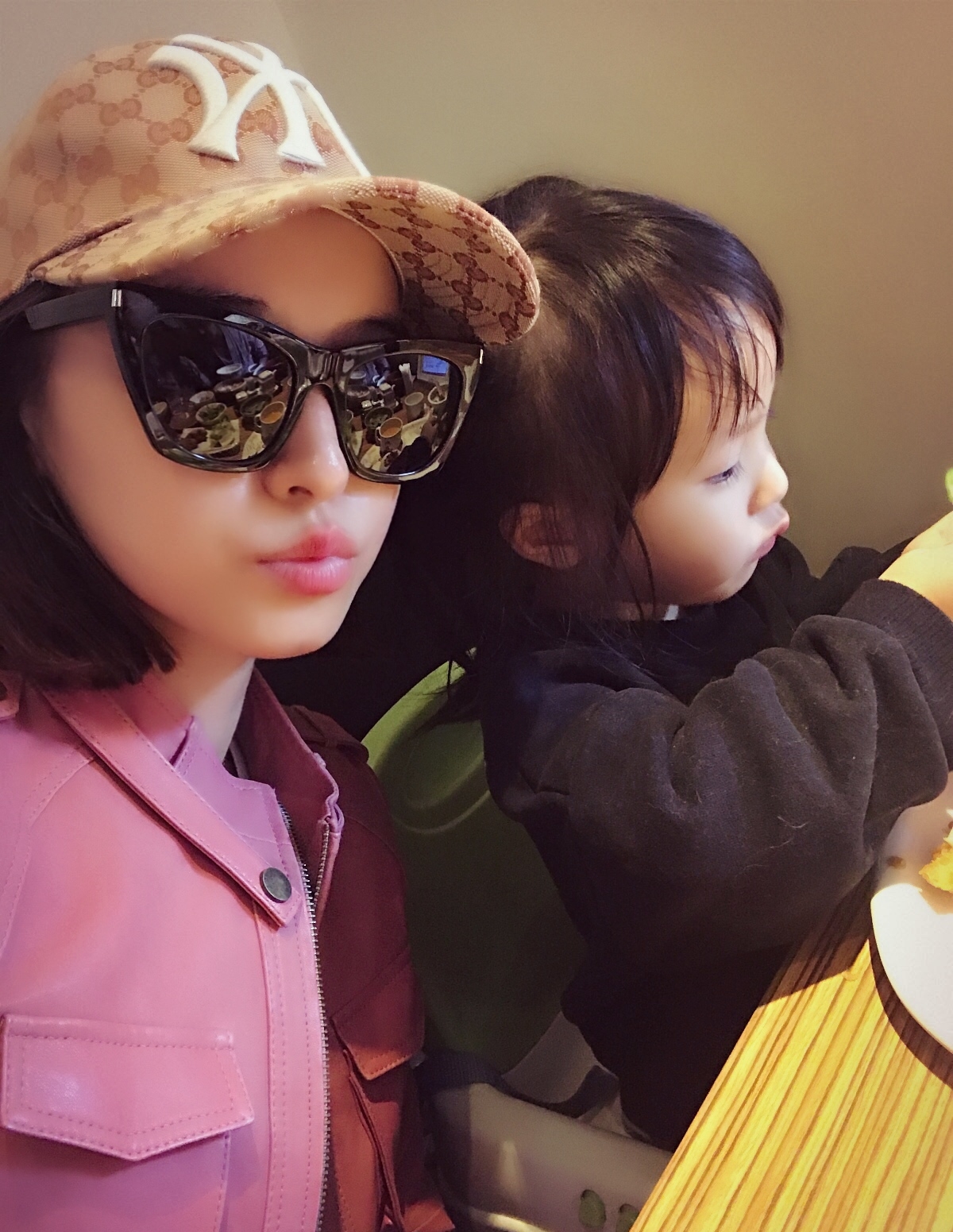 欧弟夫妇陪女儿玩耍jojo又跑又跳活力四射像个小精灵