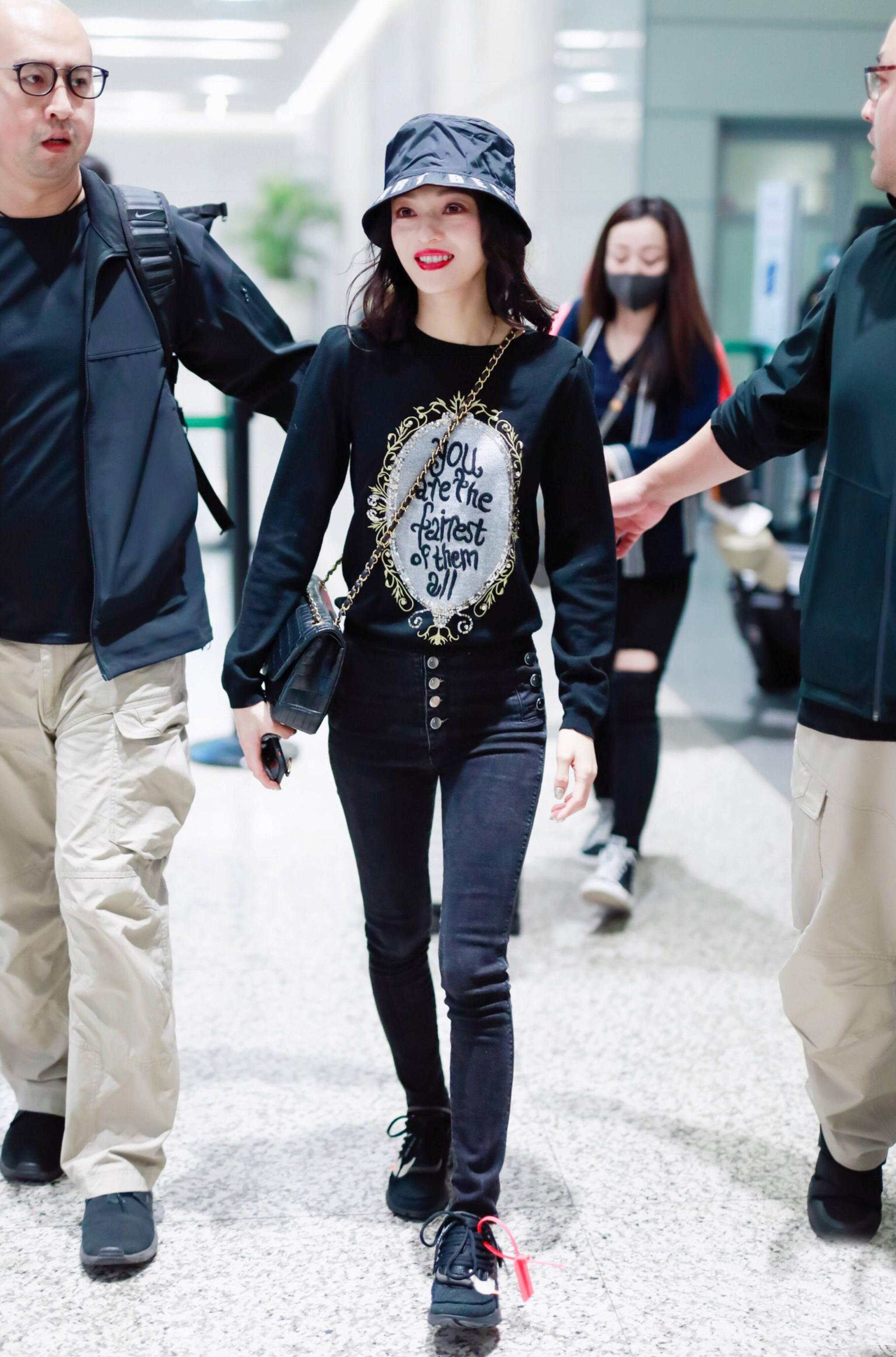 36岁的张韶涵现身机场,看到她当天的时髦打扮,我瞬间服气了!