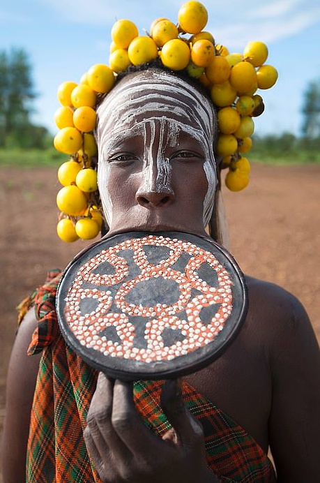 唇盘彩绘这个与世隔绝部落的传统正在被现代世界入侵