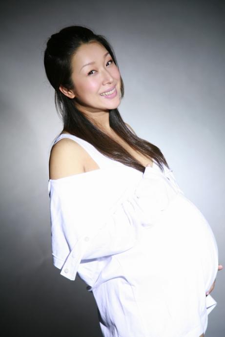 当年凭《祝你平安》大红,嫁给身家十亿的富豪,如今47岁美貌依