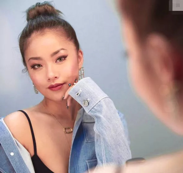 王菊早已没有偶像包袱了 这一次短发造型像是"假小子"