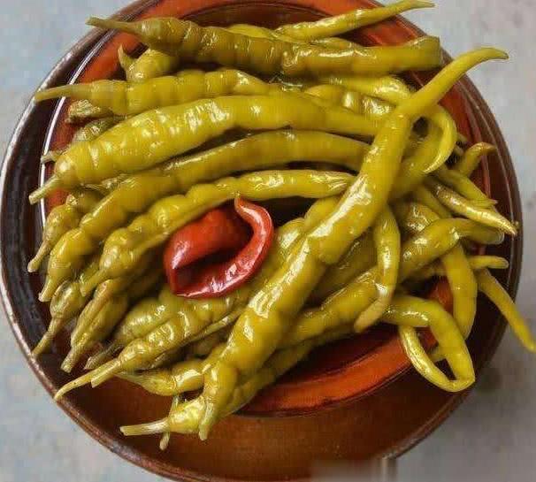 腌辣椒时别只顾着加盐,多了这一步,腌出后的辣椒香脆,还不烂
