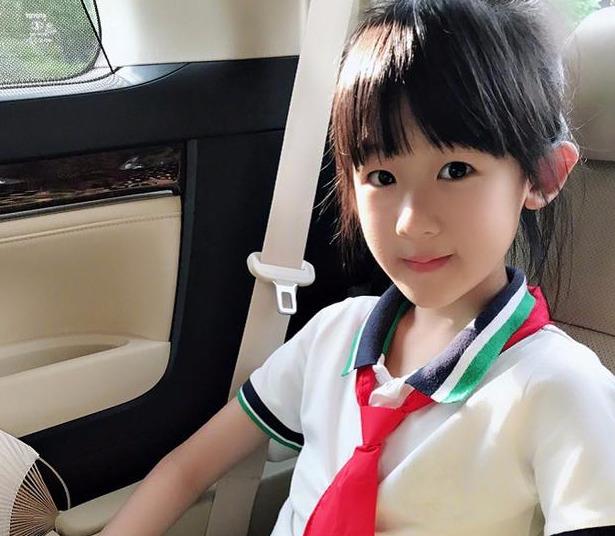 黄磊和陆毅的女儿长大了,本以为她漂亮,可是她的模样变化逆天了