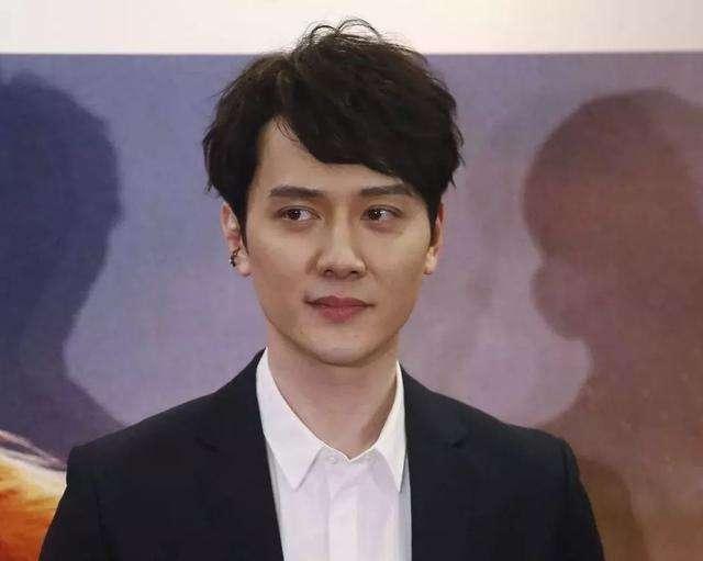 年轻的冯绍峰多帅?一看误终生,网友:难怪赵丽颖会选择他