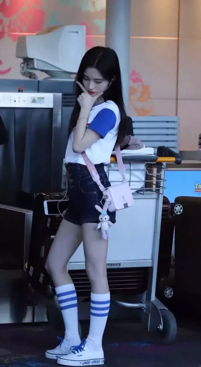 鞠婧祎的安全裤"不小心"露在外面, 网友看后表示: 真撩