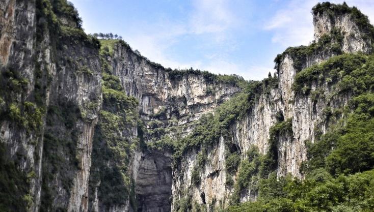 乌蒙山,是金沙江及北盘江分水岭,呈东北到西南走向!