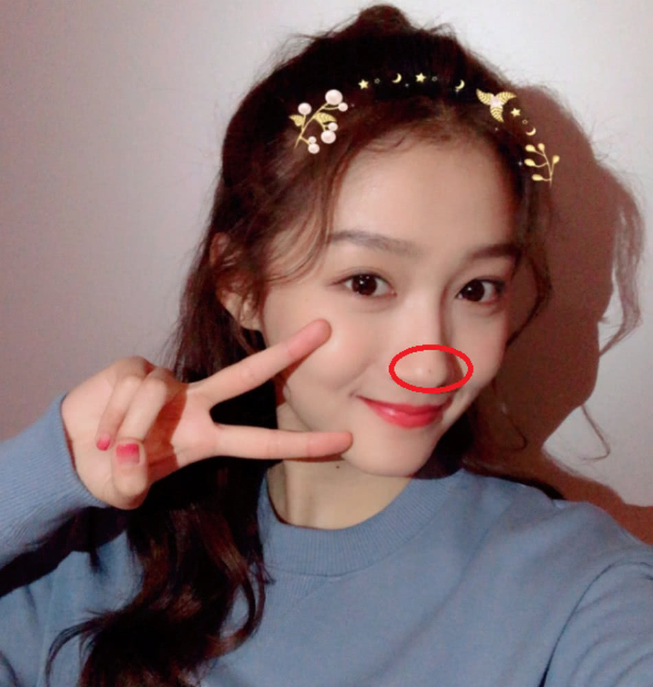 关晓彤自拍美照甜美不失女人味,网友的注意力却在她鼻子上