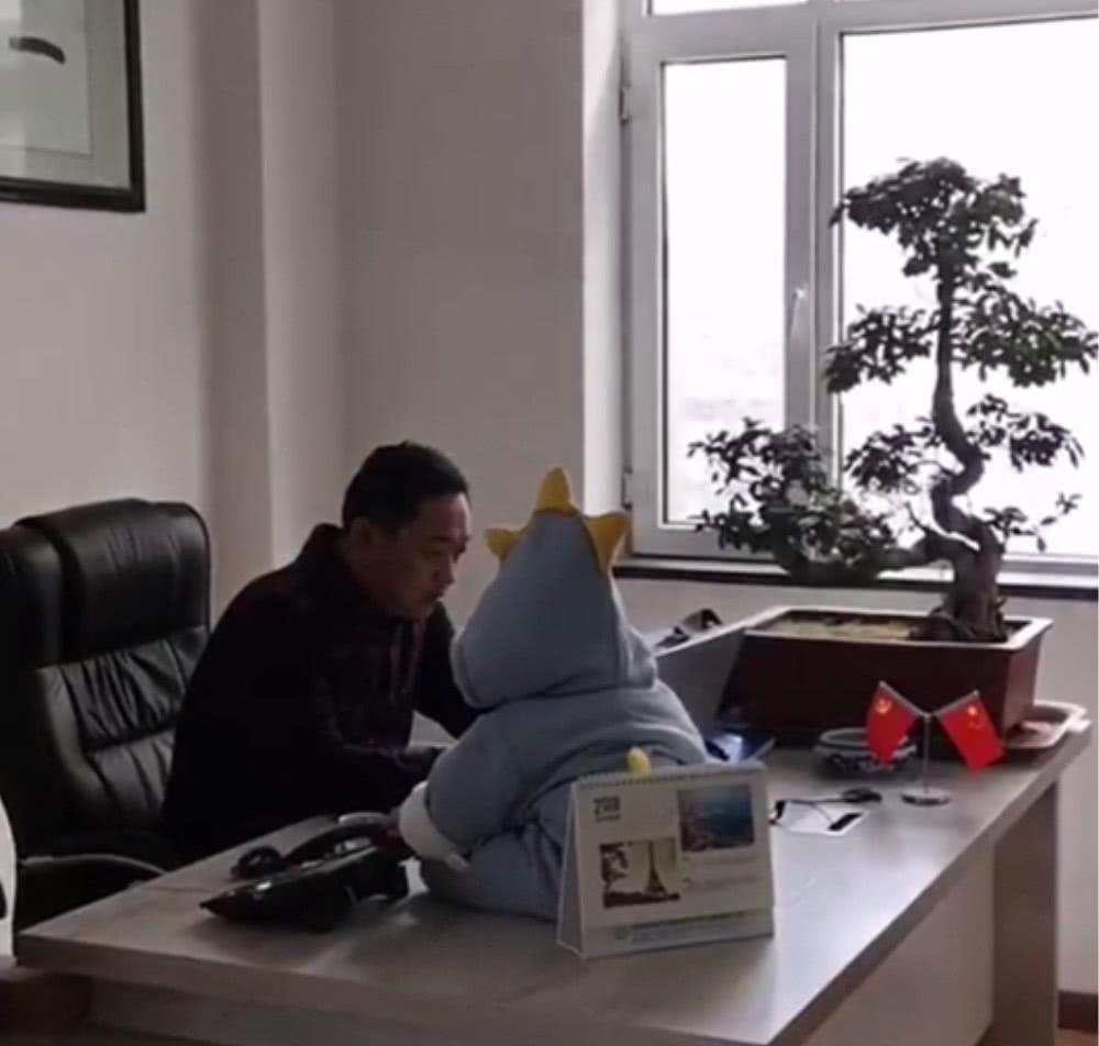 下属去办公室找老板,却看到桌子上多一个"摆件",不淡定