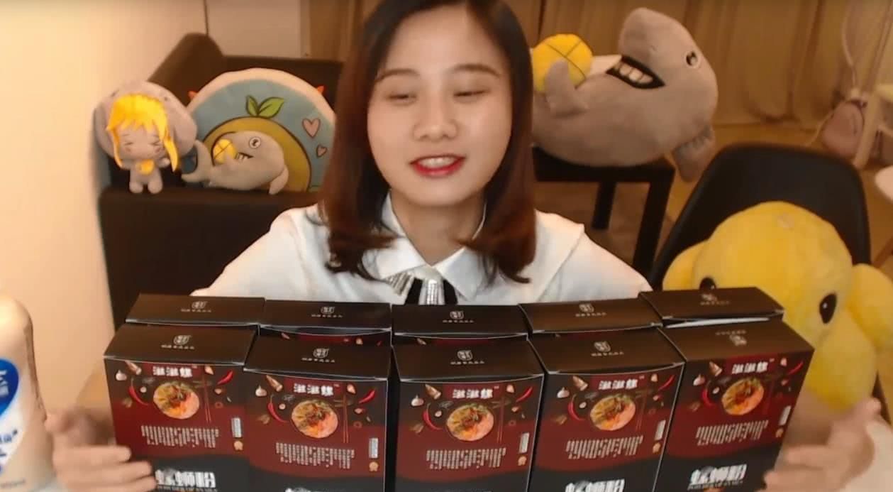 密子君吃螺蛳粉,中途换了件衣服,网友:掌握了正确吃法