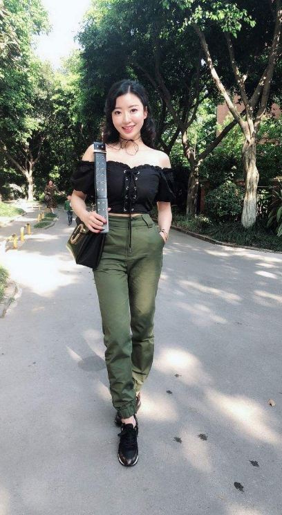 蒋娉婷身穿牛仔裤依然夺人目光成为街上的亮点