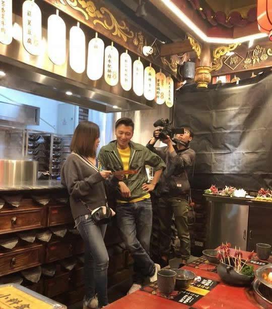 继青春喂了狗之后张靓颖带谢霆锋吃四川火锅老板还是巴蜀笑星